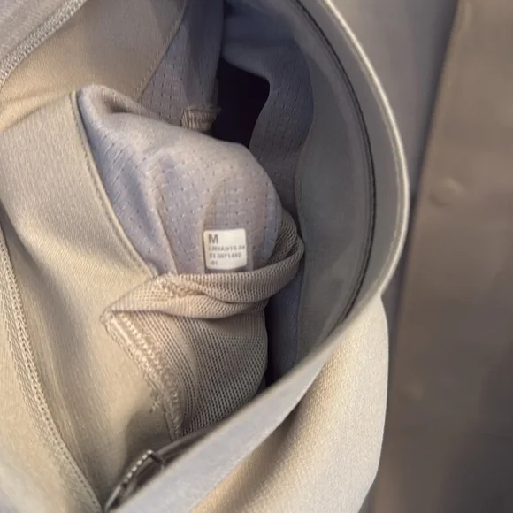 Lululemon New Venture Rain Coat - Medium - Picture 4 of 5